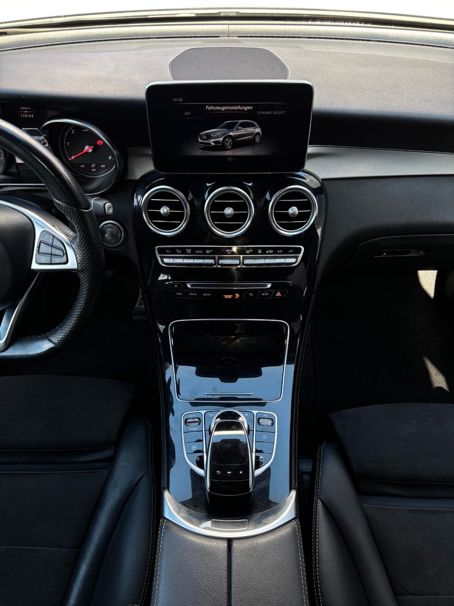 Fahrzeugabbildung Mercedes-Benz GLC 250d 4matic-AMG -Pano-AHK schwenk.-2.Hand