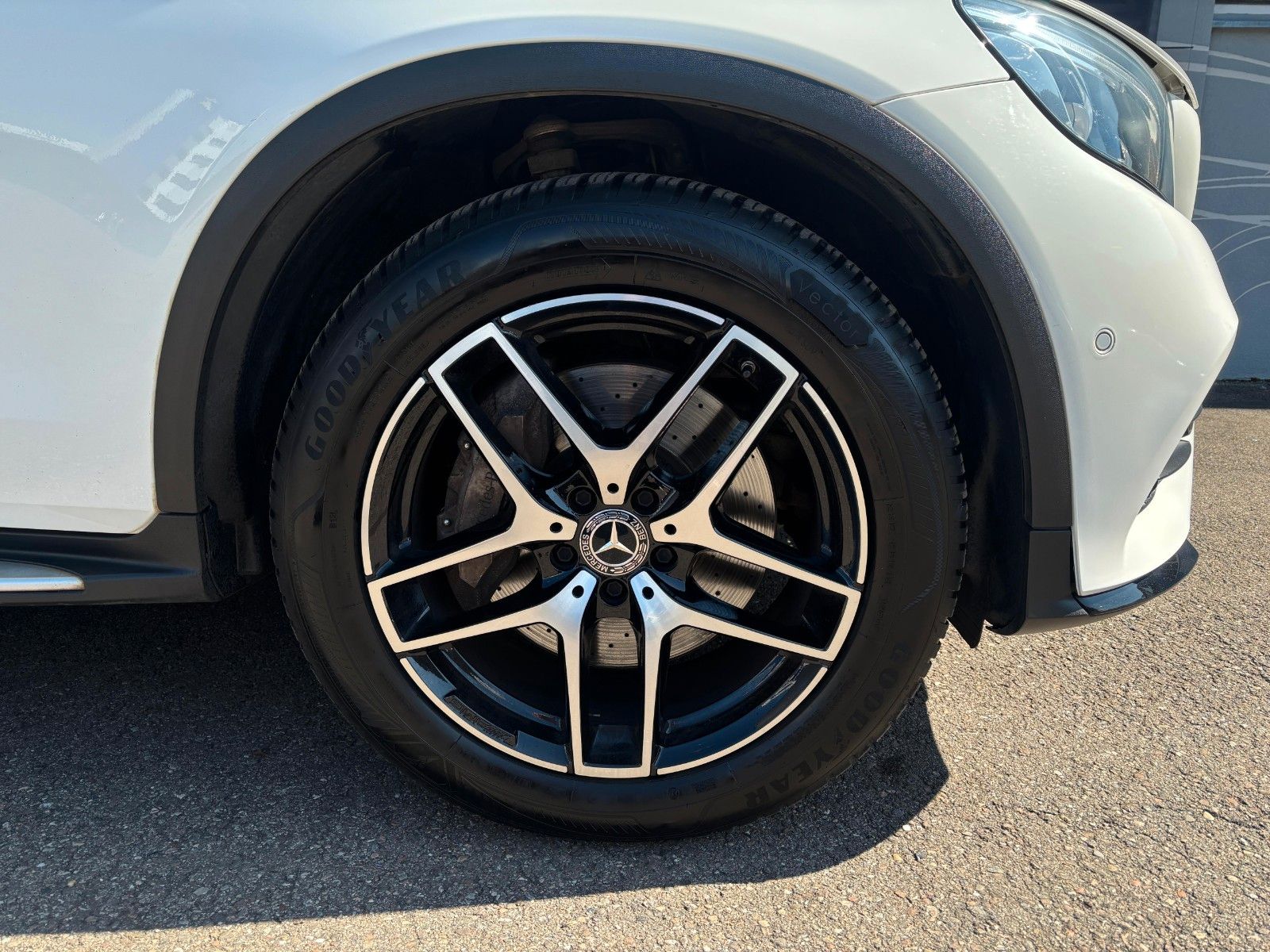 Fahrzeugabbildung Mercedes-Benz GLC 250d 4matic-AMG -Pano-AHK schwenk.-2.Hand