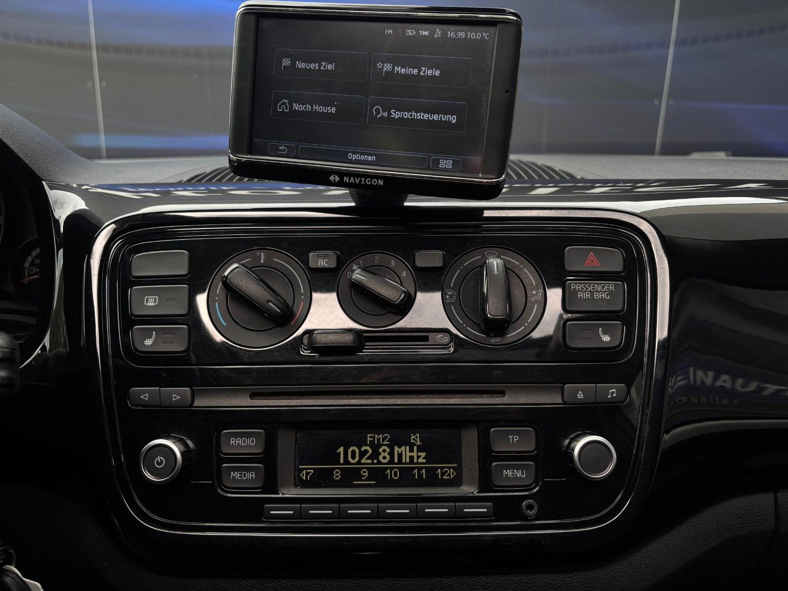 Fahrzeugabbildung Volkswagen up!-Pano-Navi-Service neu-HU/AU neu