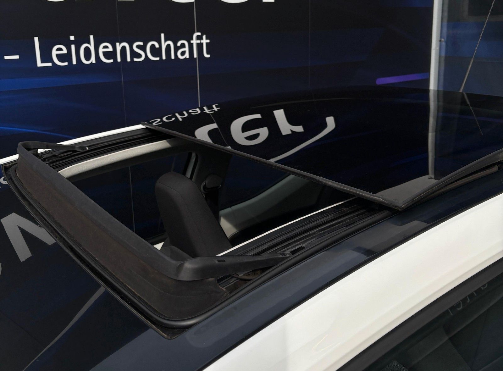 Fahrzeugabbildung Volkswagen up!-Pano-Navi-Service neu-HU/AU neu