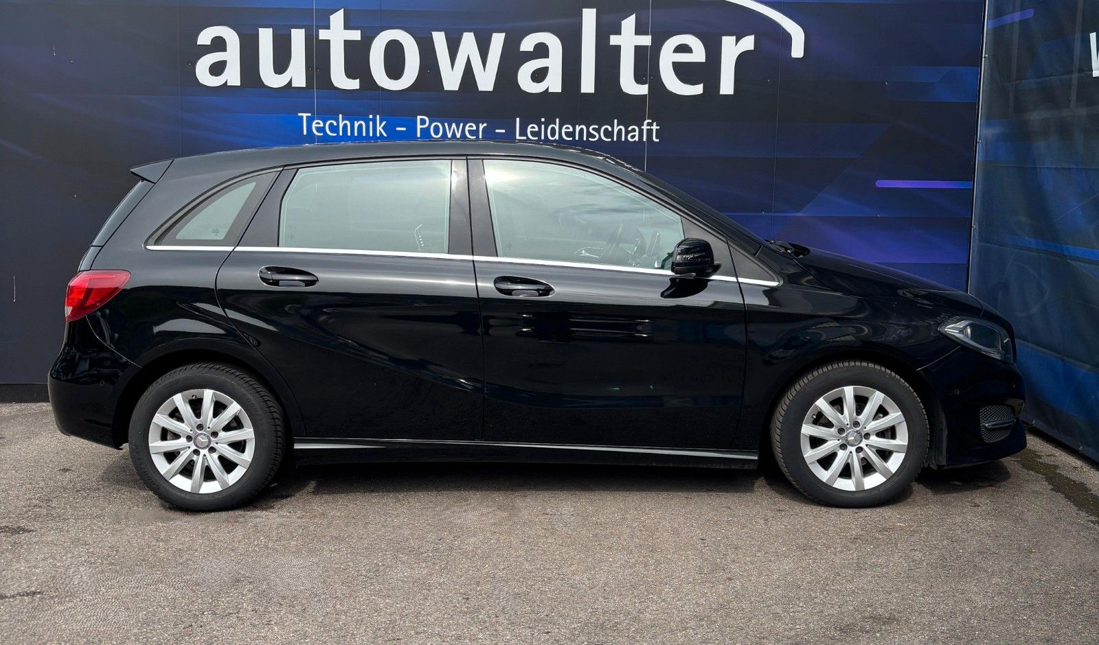 Fahrzeugabbildung Mercedes-Benz B 180D