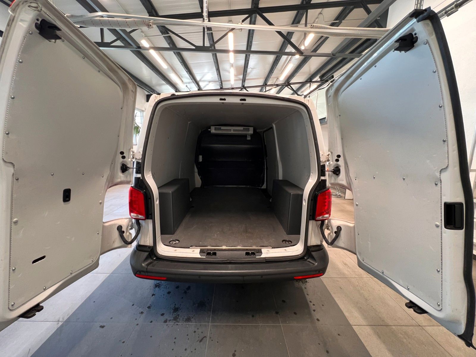 Fahrzeugabbildung Volkswagen T6.1 Transporter Kasten lang FWD