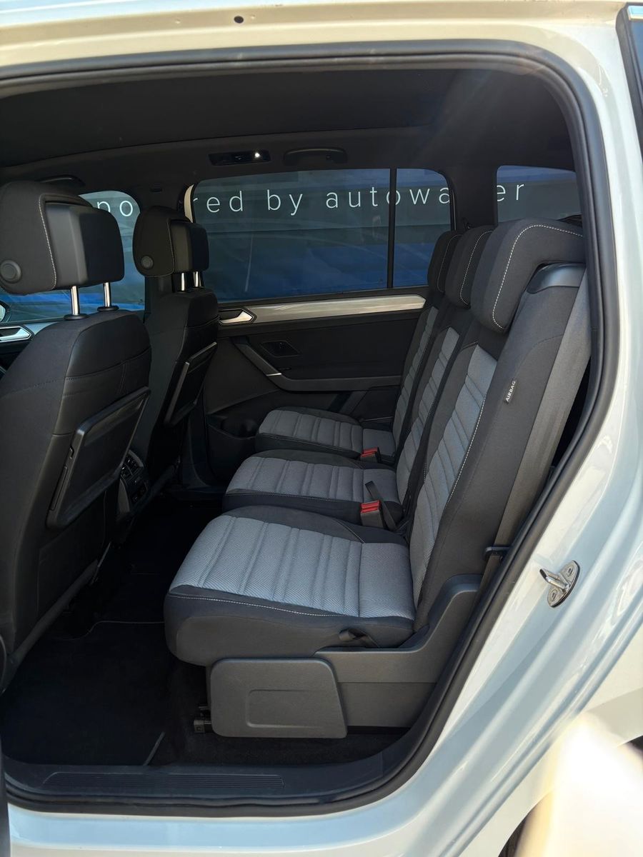 Fahrzeugabbildung Volkswagen Touran Highline R-Line ,Panodach,7 Sitzer