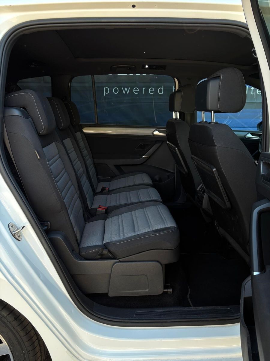 Fahrzeugabbildung Volkswagen Touran Highline R-Line ,Panodach,7 Sitzer