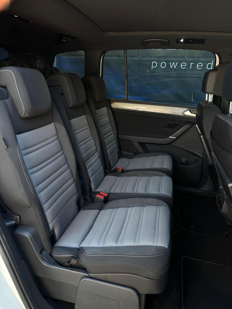 Fahrzeugabbildung Volkswagen Touran Highline R-Line ,Panodach,7 Sitzer