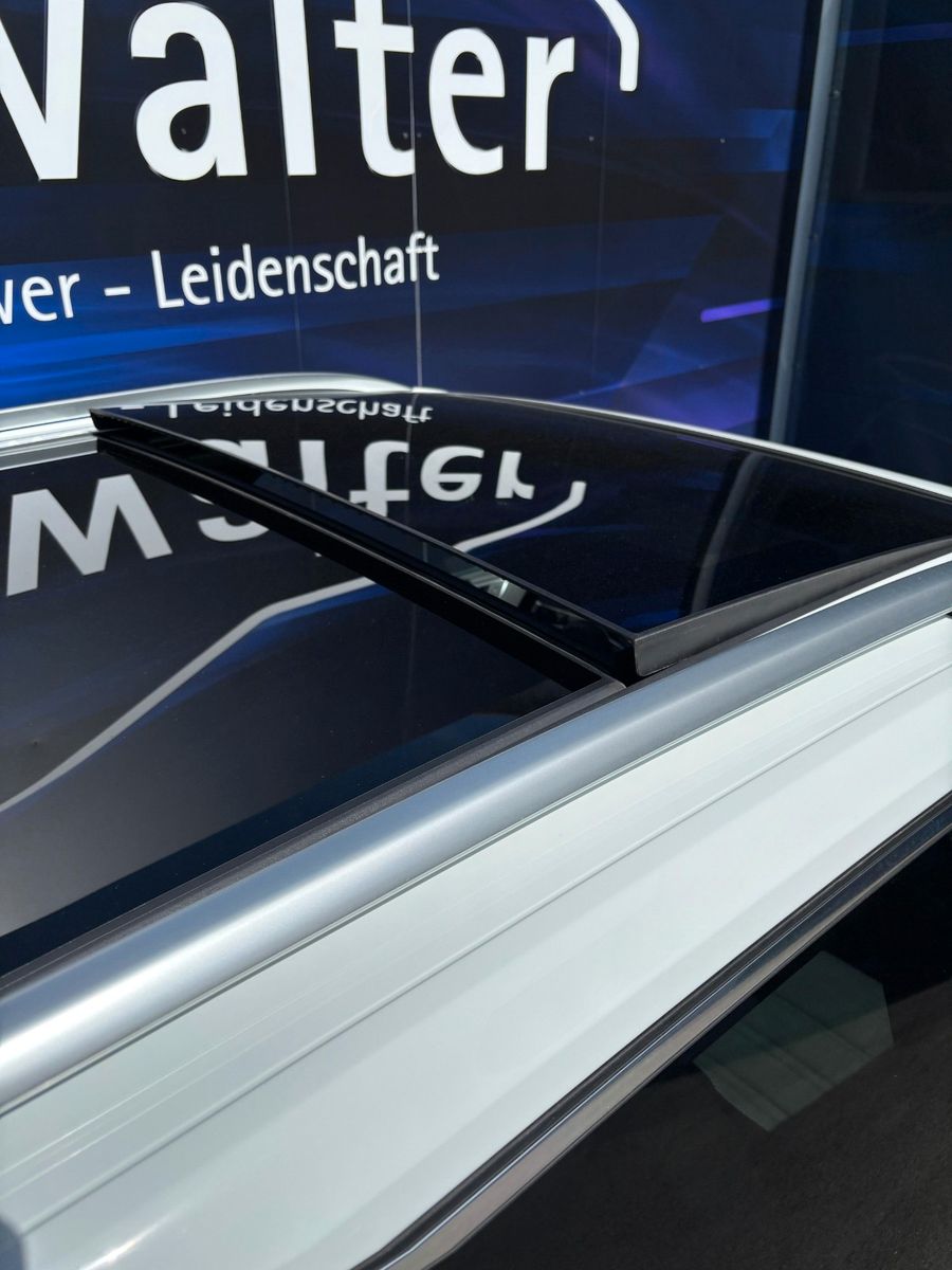 Fahrzeugabbildung Volkswagen Touran Highline R-Line ,Panodach,7 Sitzer