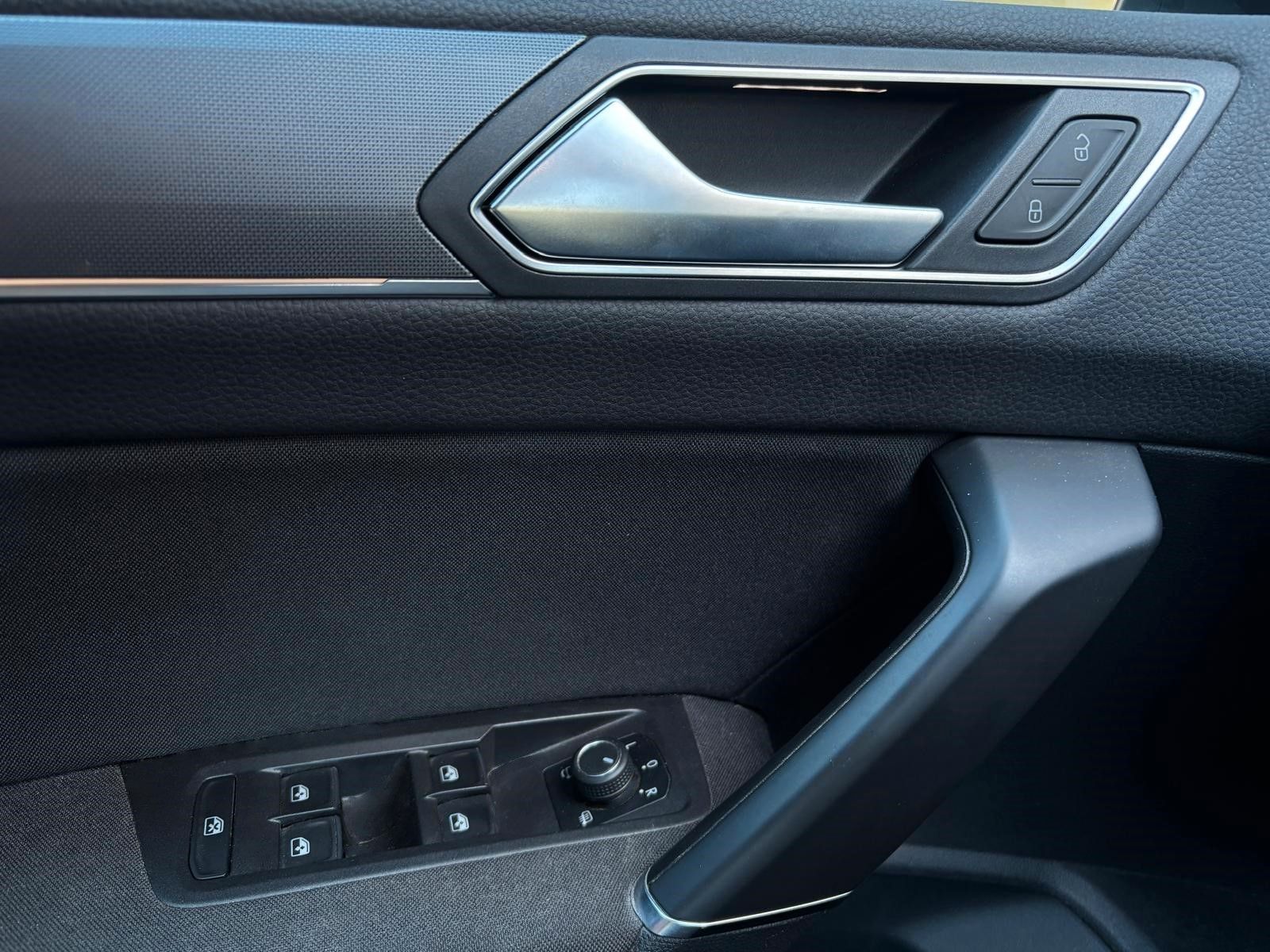 Fahrzeugabbildung Volkswagen Touran Highline R-Line ,Panodach,7 Sitzer