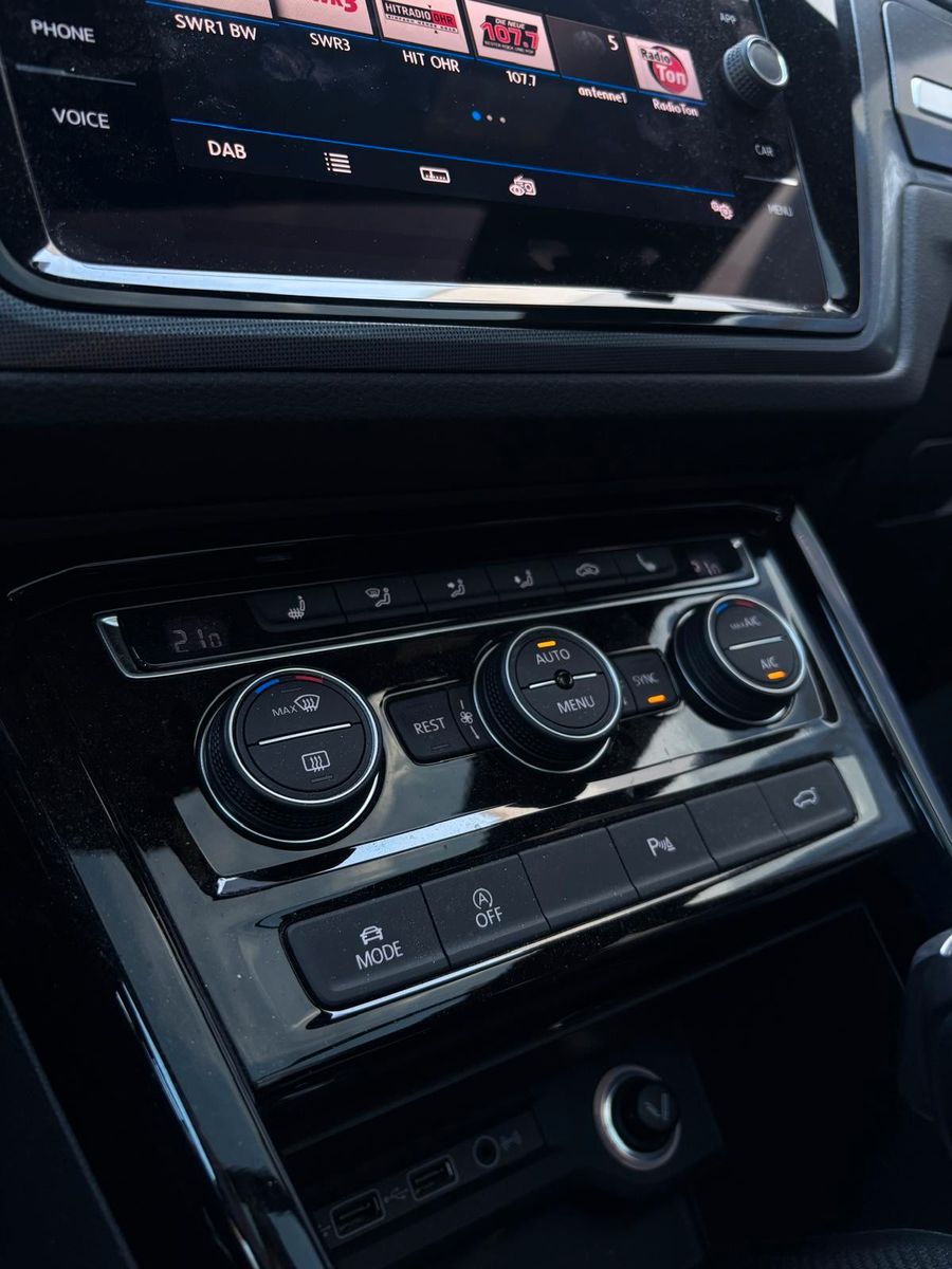 Fahrzeugabbildung Volkswagen Touran Highline R-Line ,Panodach,7 Sitzer