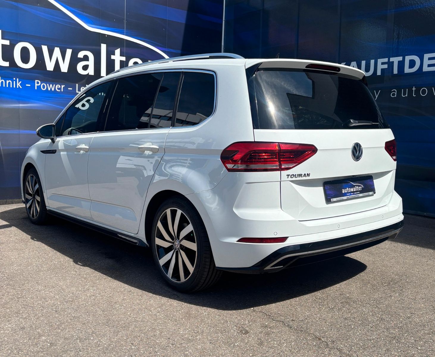 Fahrzeugabbildung Volkswagen Touran Highline R-Line ,Panodach,7 Sitzer