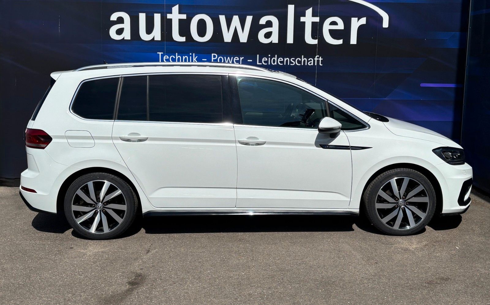 Fahrzeugabbildung Volkswagen Touran Highline R-Line ,Panodach,7 Sitzer