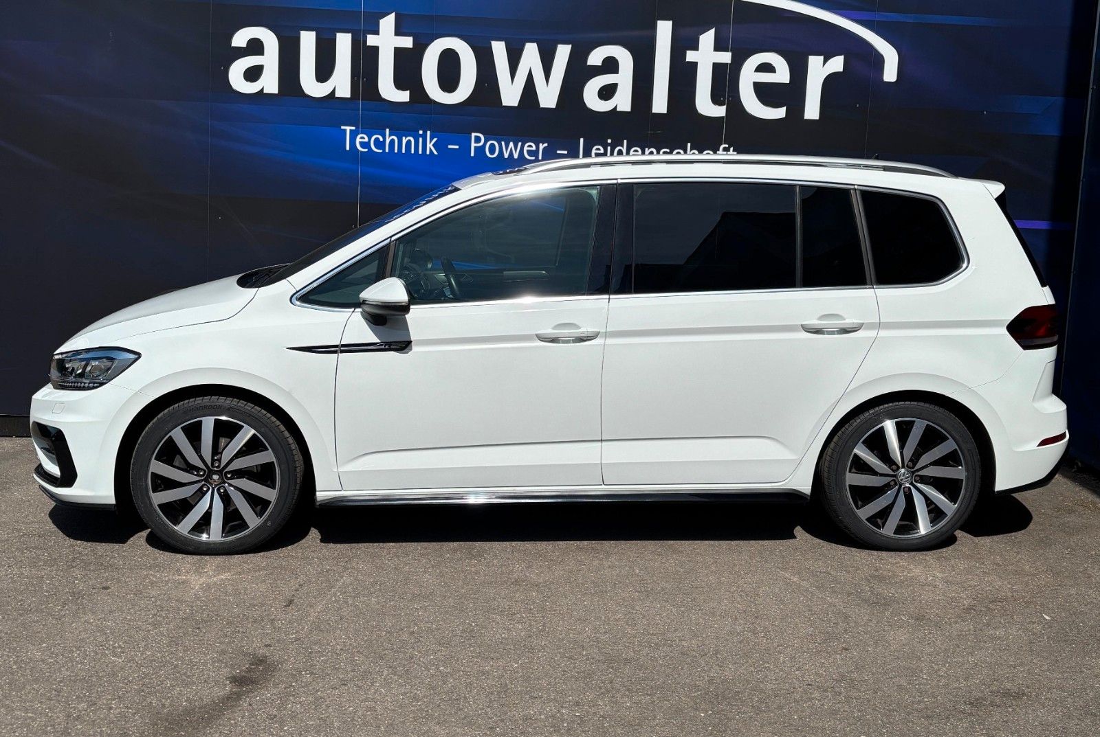 Fahrzeugabbildung Volkswagen Touran Highline R-Line ,Panodach,7 Sitzer