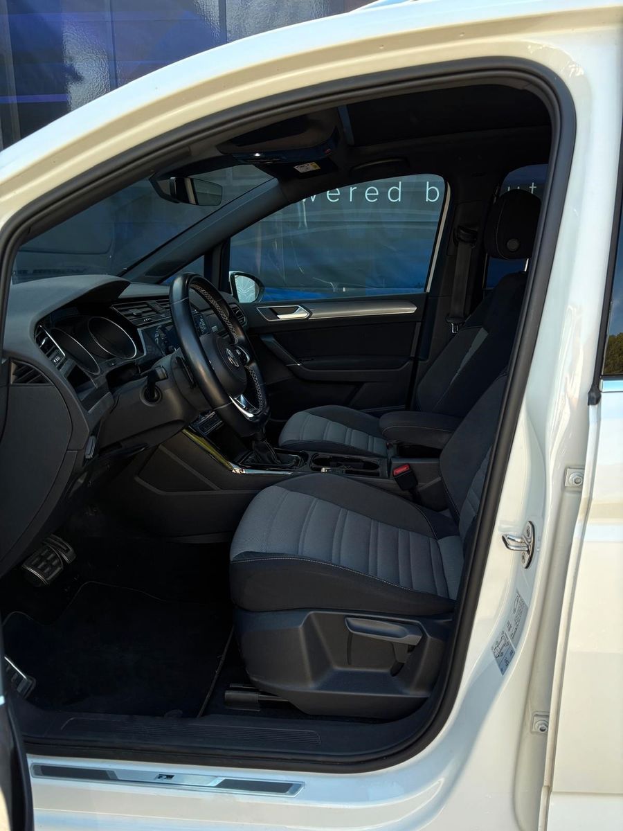 Fahrzeugabbildung Volkswagen Touran Highline R-Line ,Panodach,7 Sitzer