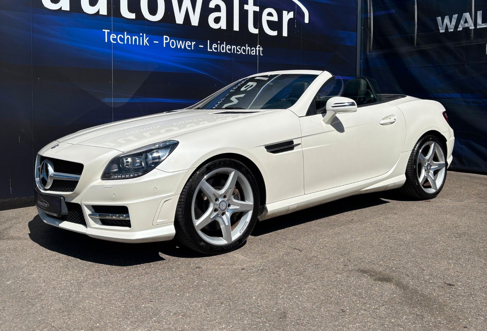 Fahrzeugabbildung Mercedes-Benz SLK 200 AMG-BiXenon-Airscarf-Designo-Navi