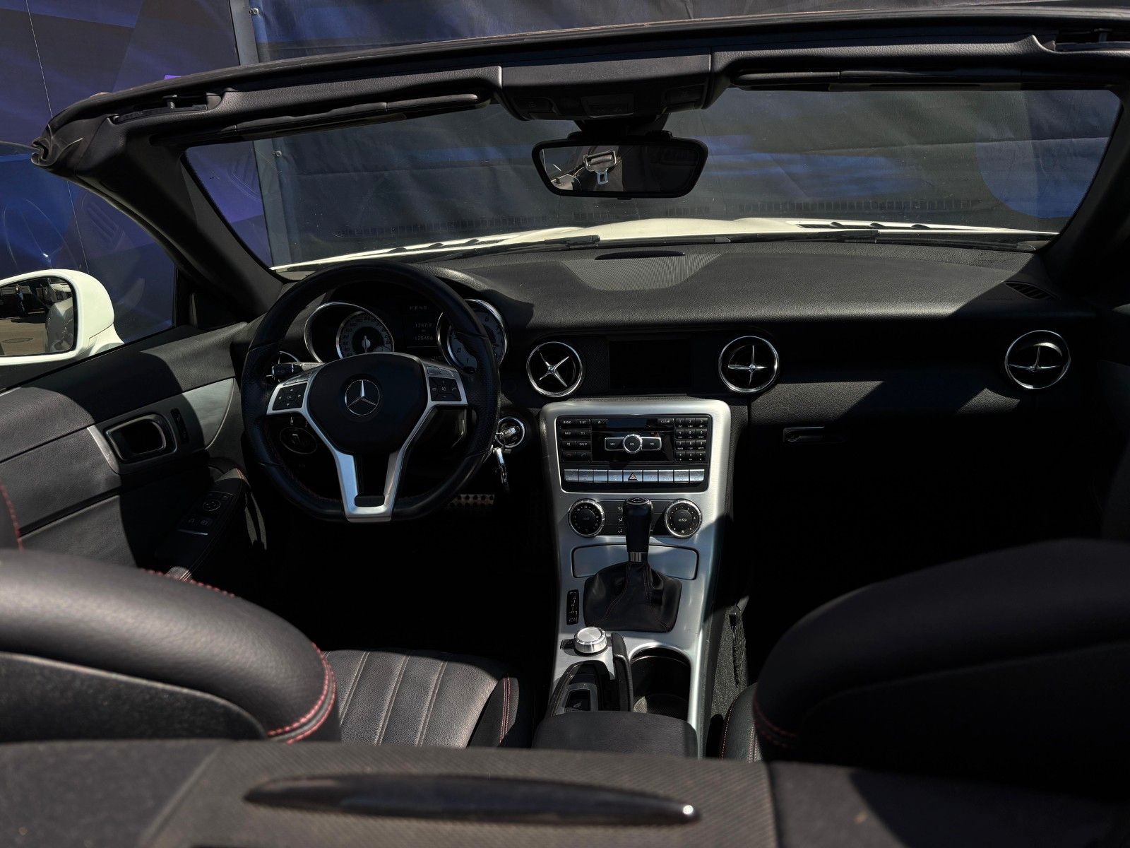Fahrzeugabbildung Mercedes-Benz SLK 200 AMG-BiXenon-Airscarf-Designo-Navi
