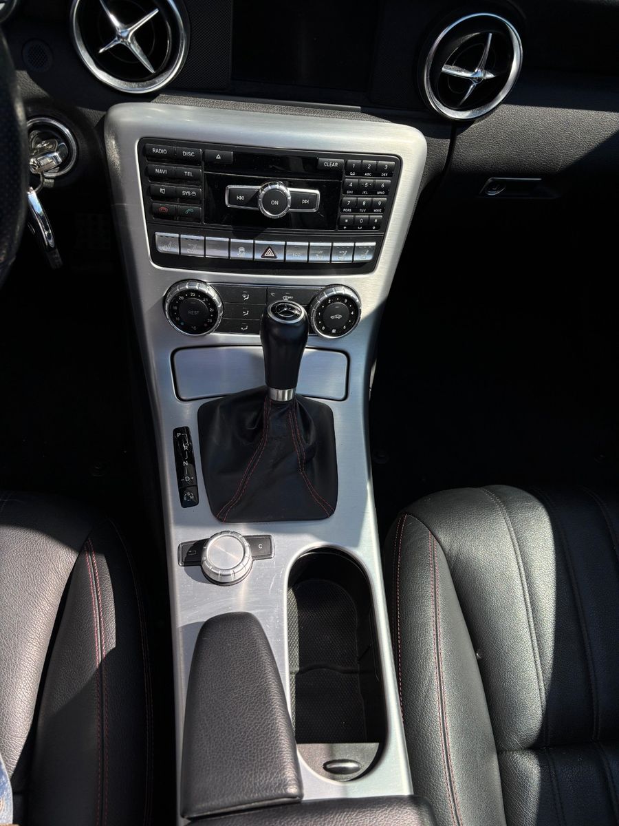 Fahrzeugabbildung Mercedes-Benz SLK 200 AMG-BiXenon-Airscarf-Designo-Navi