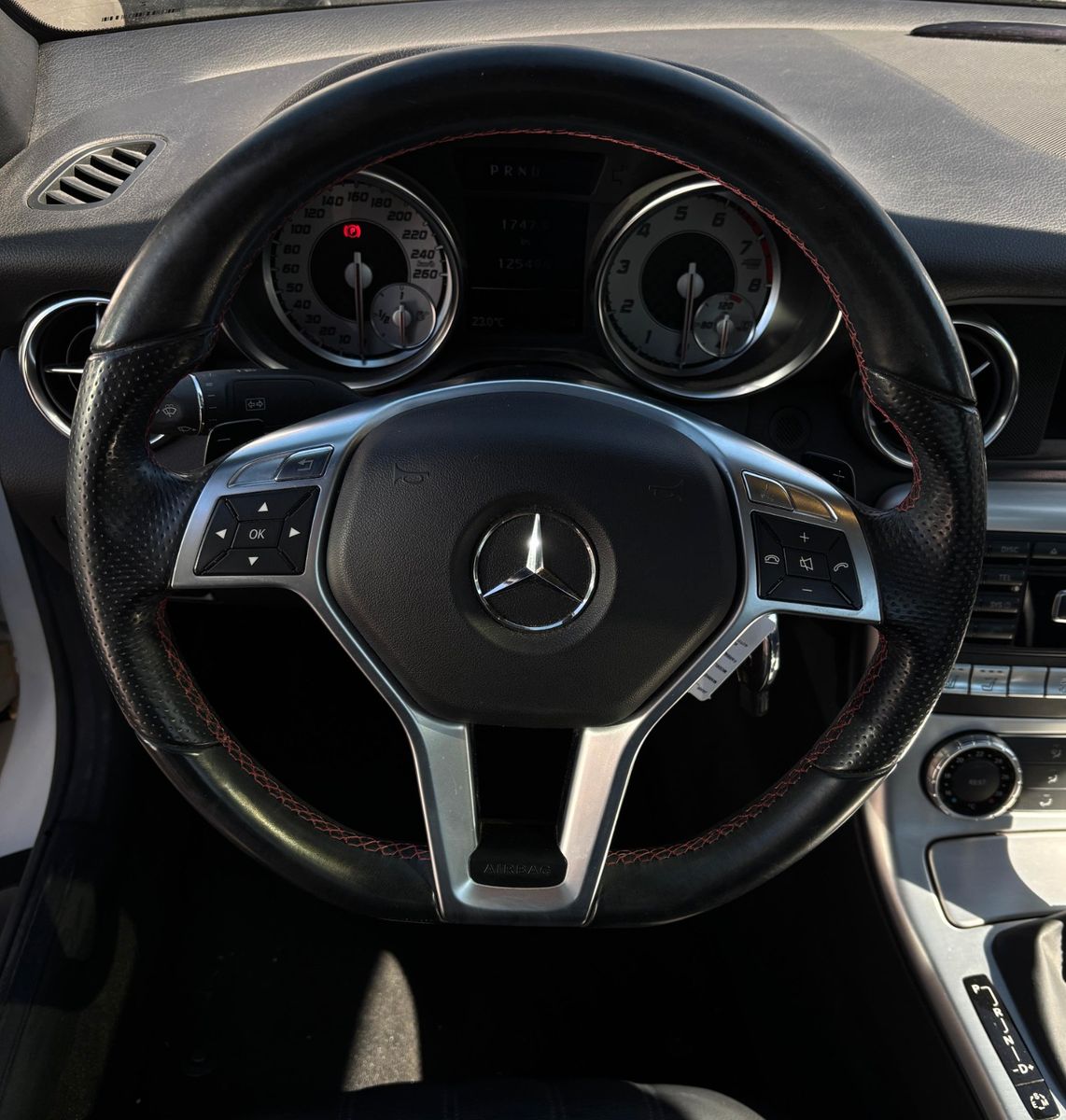Fahrzeugabbildung Mercedes-Benz SLK 200 AMG-BiXenon-Airscarf-Designo-Navi