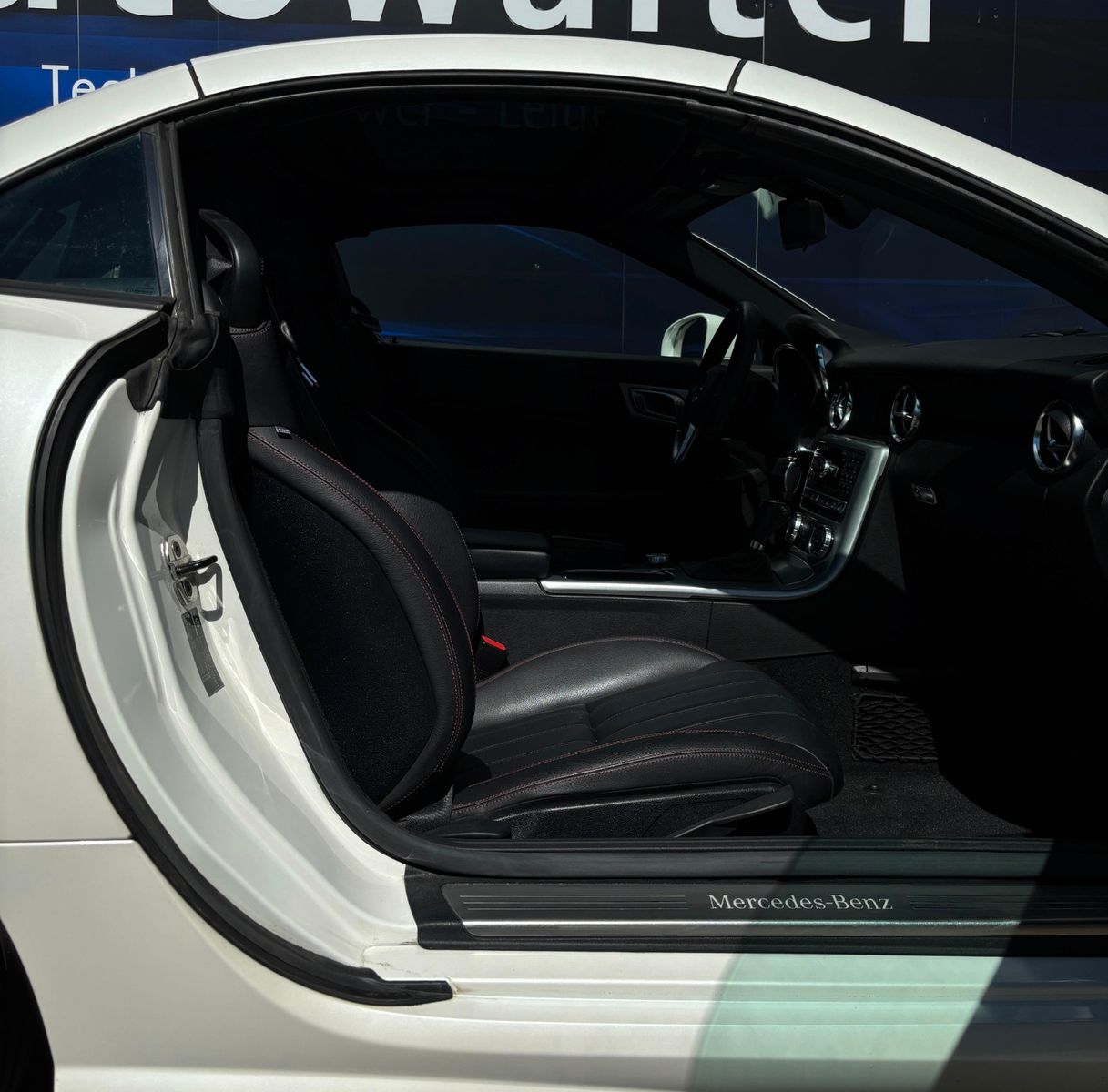 Fahrzeugabbildung Mercedes-Benz SLK 200 AMG-BiXenon-Airscarf-Designo-Navi