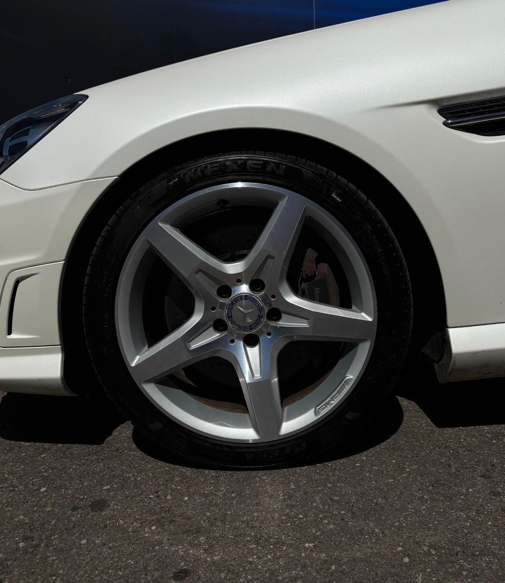Fahrzeugabbildung Mercedes-Benz SLK 200 AMG-BiXenon-Airscarf-Designo-Navi
