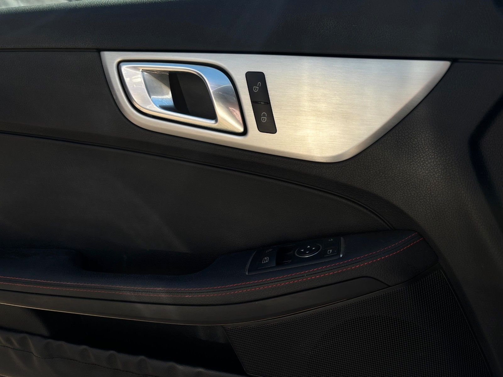 Fahrzeugabbildung Mercedes-Benz SLK 200 AMG-BiXenon-Airscarf-Designo-Navi