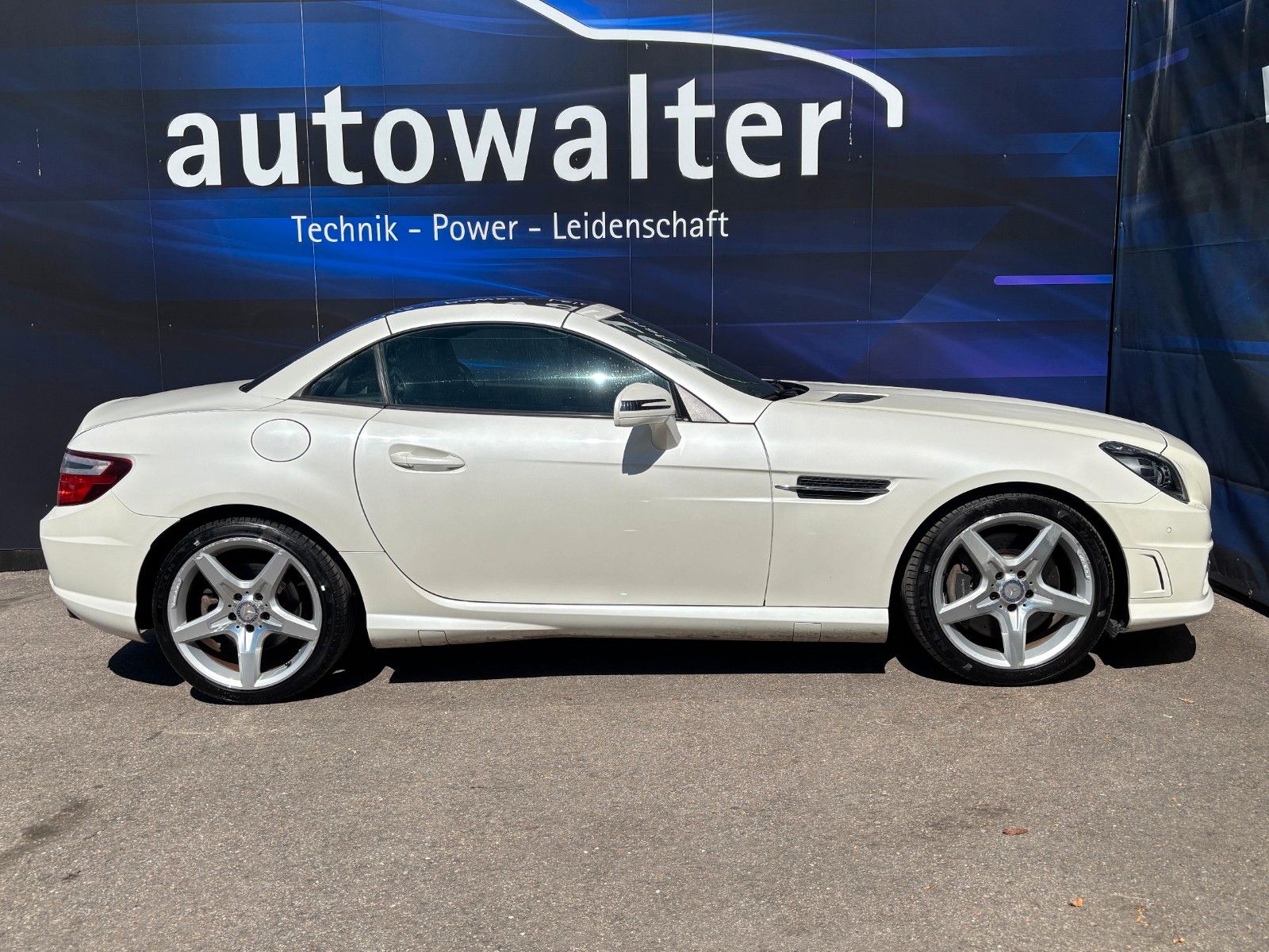 Fahrzeugabbildung Mercedes-Benz SLK 200 AMG-BiXenon-Airscarf-Designo-Navi
