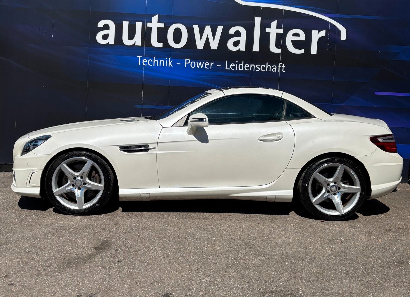 Fahrzeugabbildung Mercedes-Benz SLK 200 AMG-BiXenon-Airscarf-Designo-Navi