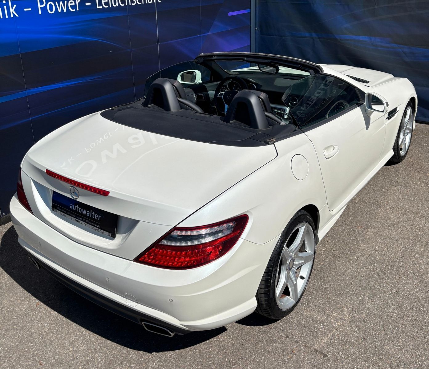 Fahrzeugabbildung Mercedes-Benz SLK 200 AMG-BiXenon-Airscarf-Designo-Navi