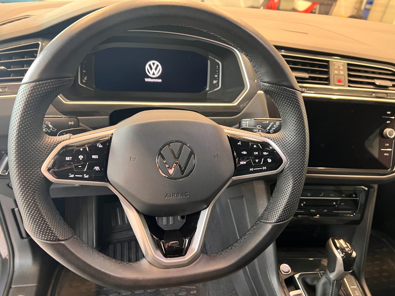 Fahrzeugabbildung Volkswagen Tiguan R-Line*AHK*Panoramadach*LED