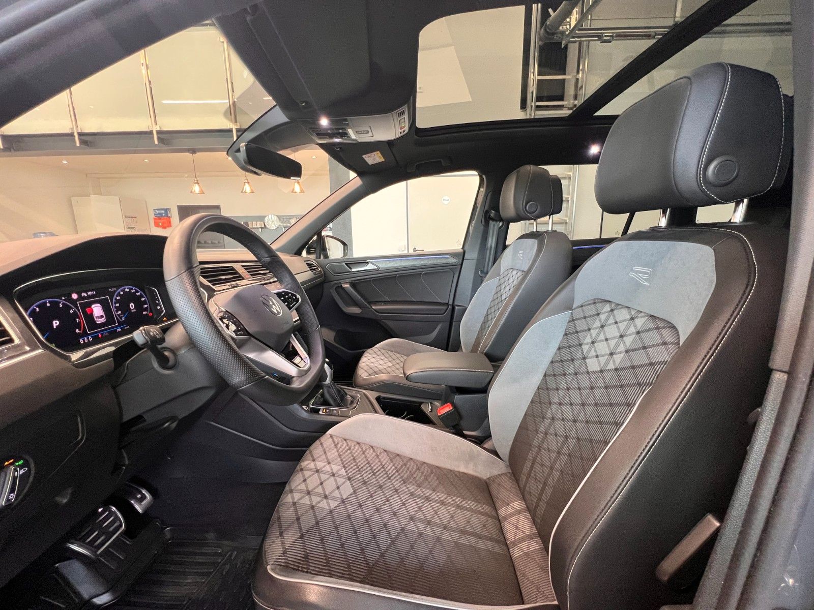 Fahrzeugabbildung Volkswagen Tiguan R-Line*AHK*Panoramadach*LED