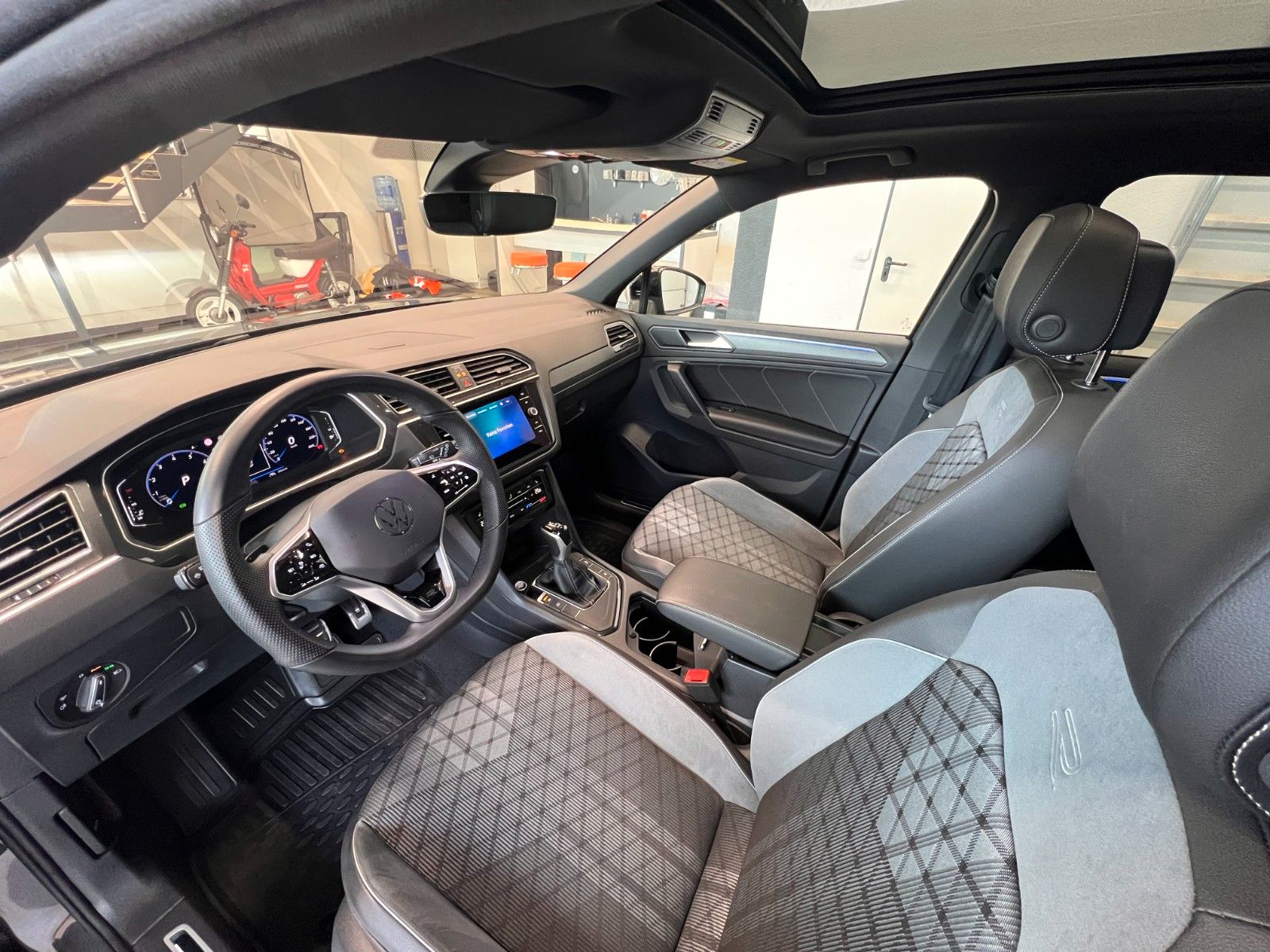Fahrzeugabbildung Volkswagen Tiguan R-Line*AHK*Panoramadach*LED