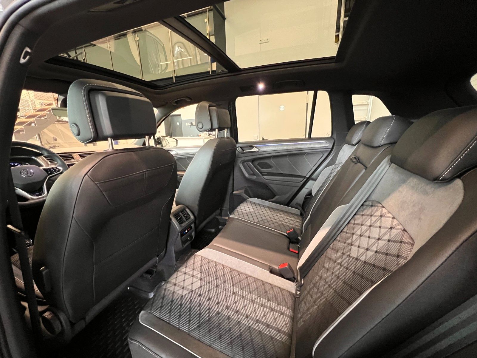 Fahrzeugabbildung Volkswagen Tiguan R-Line*AHK*Panoramadach*LED