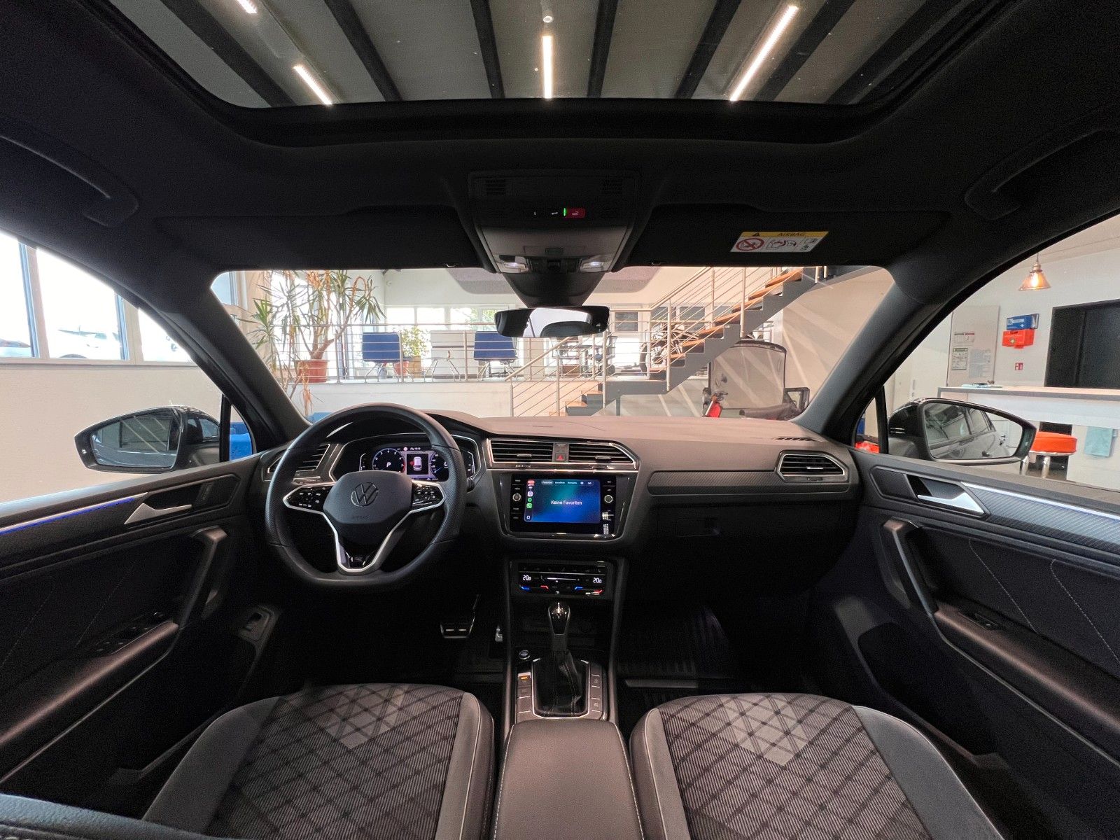 Fahrzeugabbildung Volkswagen Tiguan R-Line*AHK*Panoramadach*LED