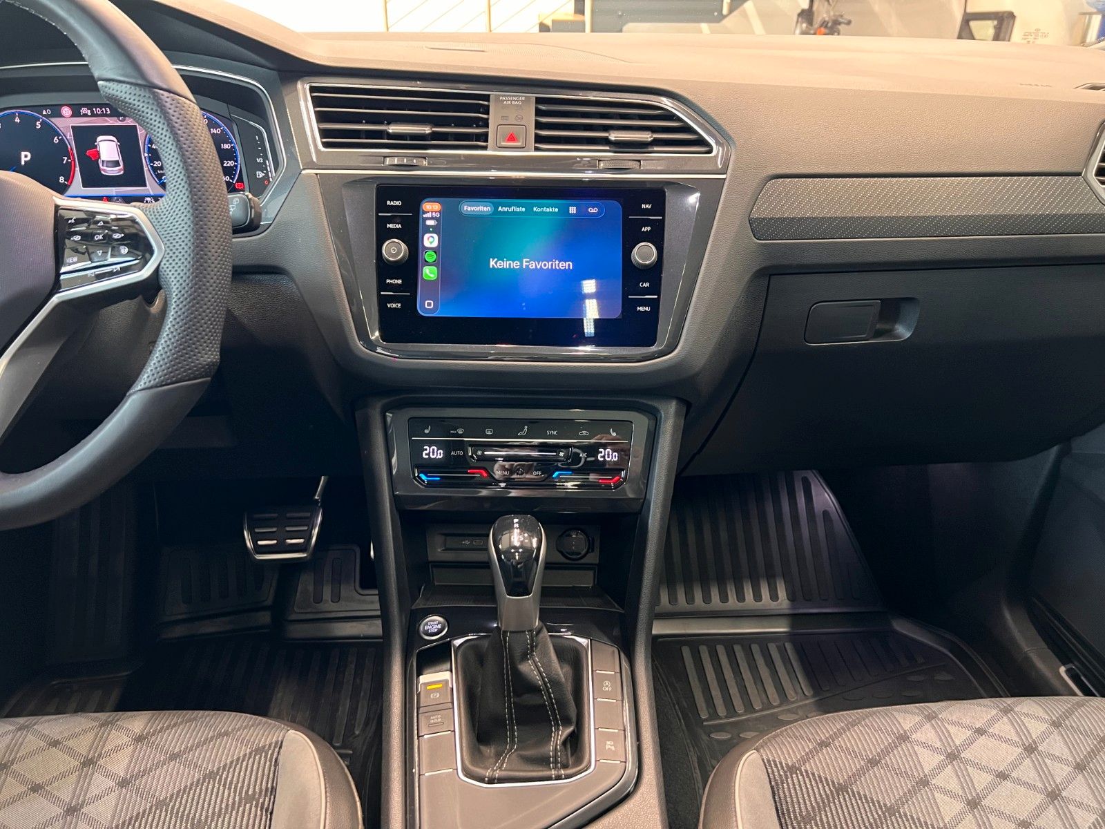 Fahrzeugabbildung Volkswagen Tiguan R-Line*AHK*Panoramadach*LED