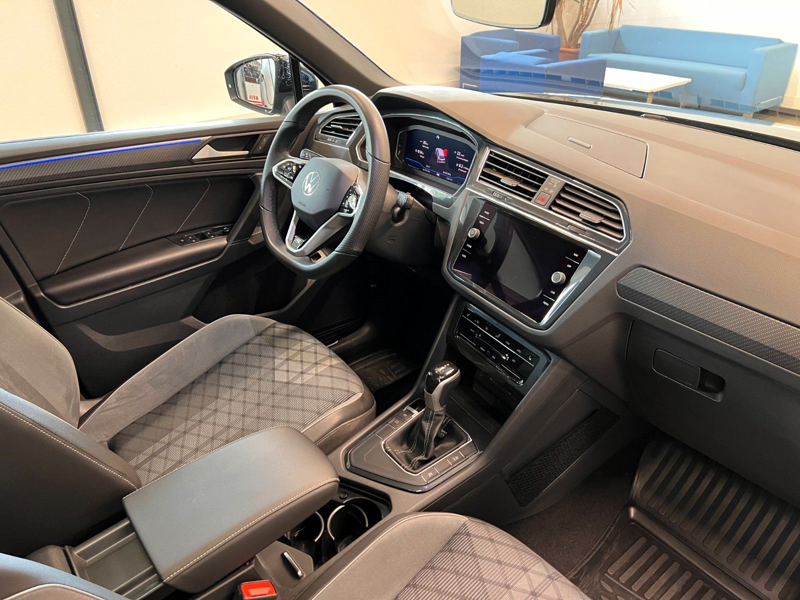 Fahrzeugabbildung Volkswagen Tiguan R-Line*AHK*Panoramadach*LED