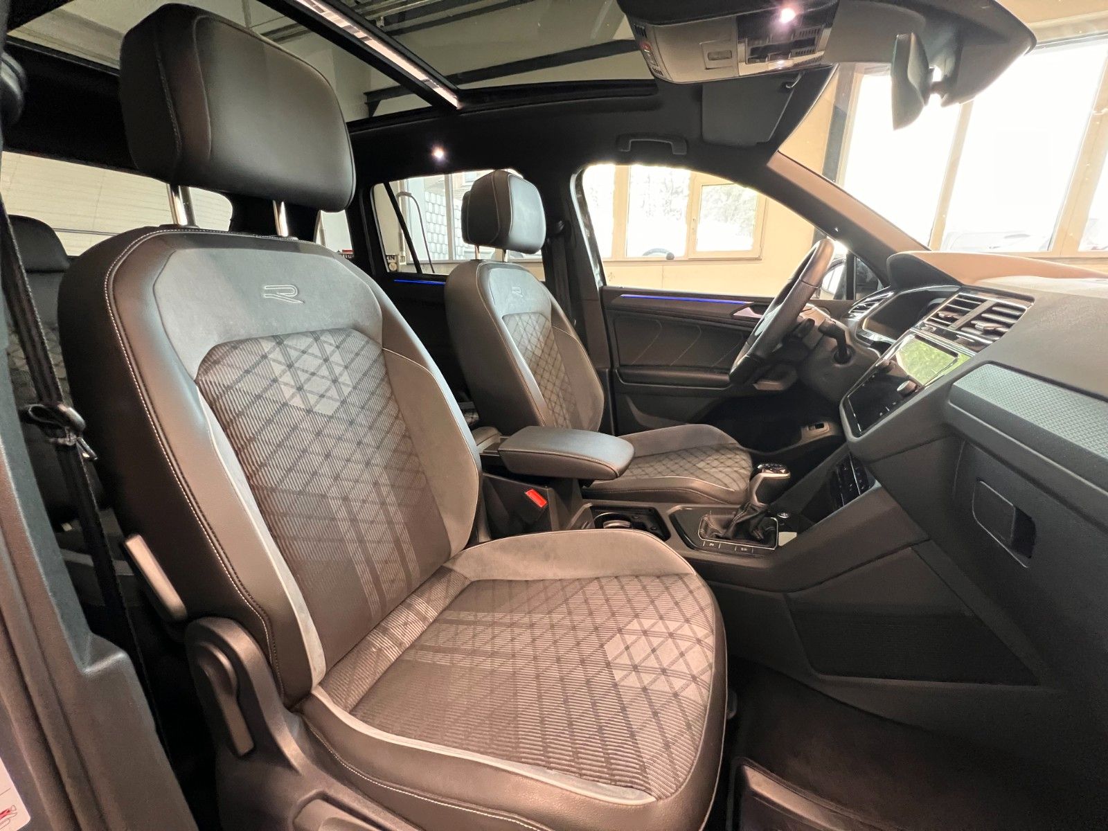 Fahrzeugabbildung Volkswagen Tiguan R-Line*AHK*Panoramadach*LED