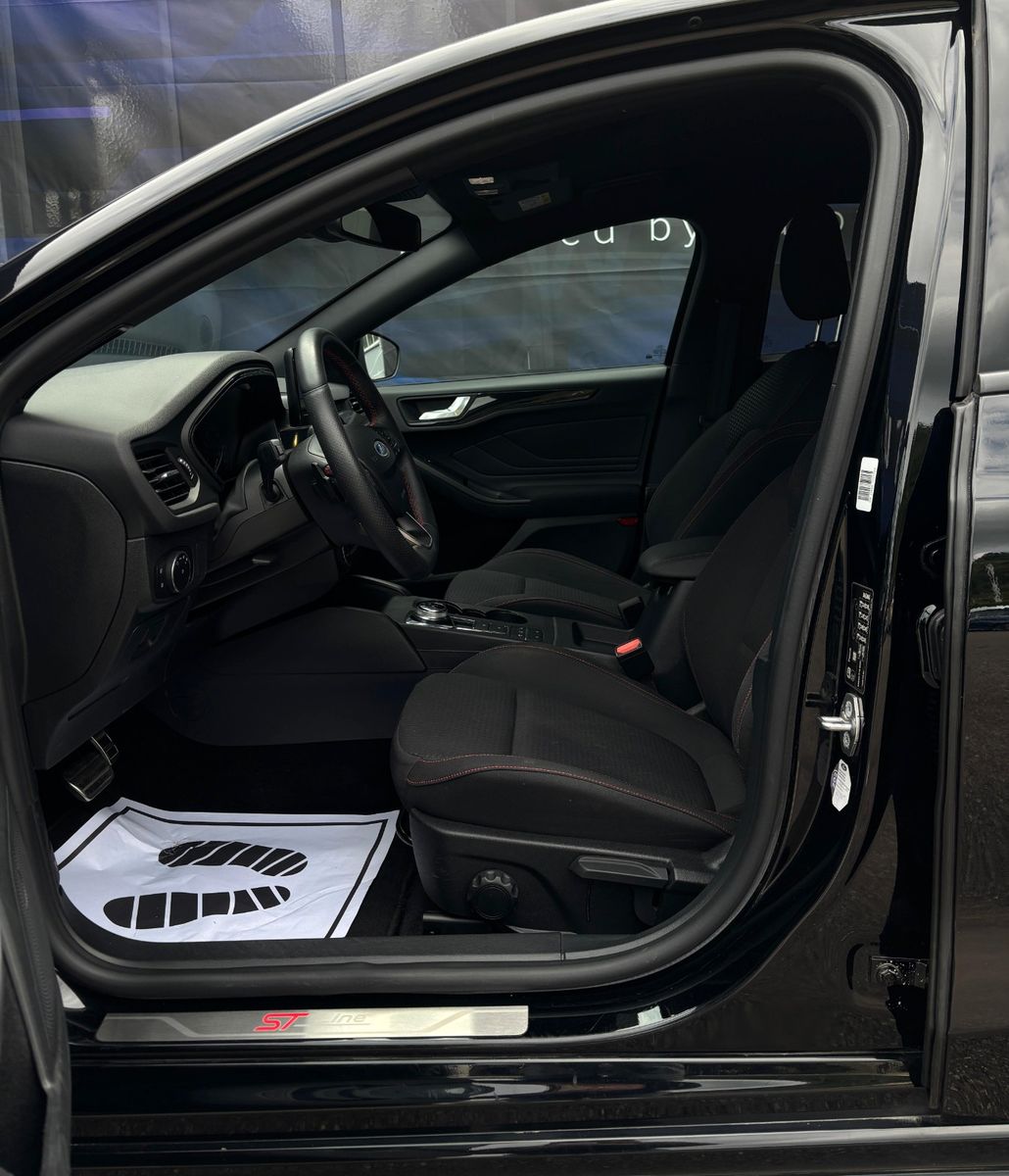 Fahrzeugabbildung Ford Focus Lim. ST-Line