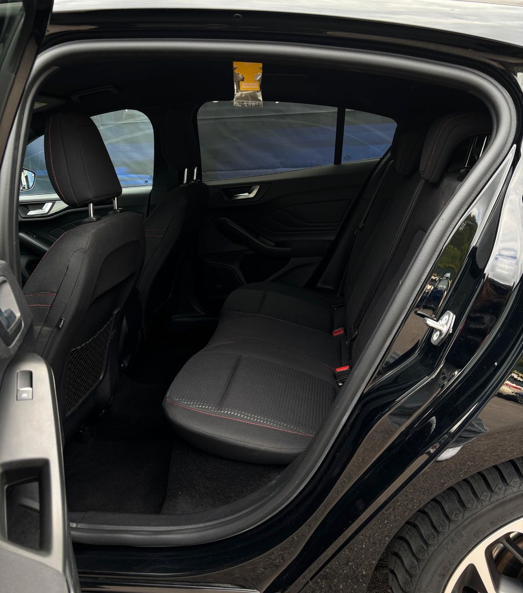 Fahrzeugabbildung Ford Focus Lim. ST-Line