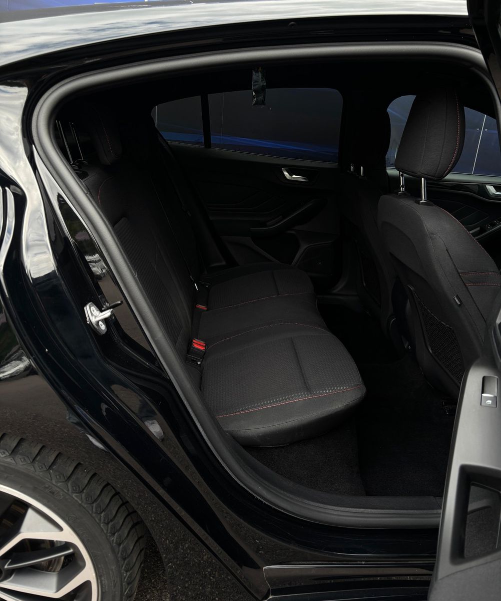Fahrzeugabbildung Ford Focus Lim. ST-Line