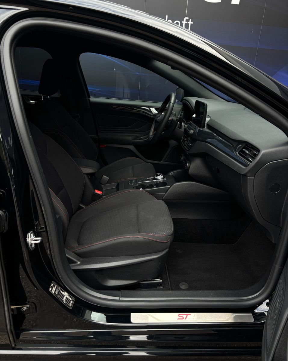 Fahrzeugabbildung Ford Focus Lim. ST-Line