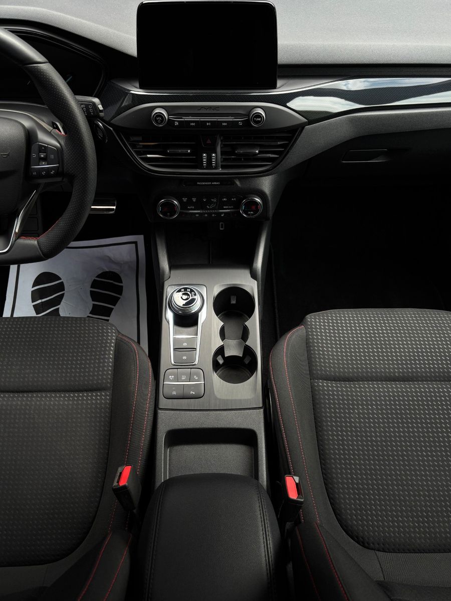 Fahrzeugabbildung Ford Focus Lim. ST-Line