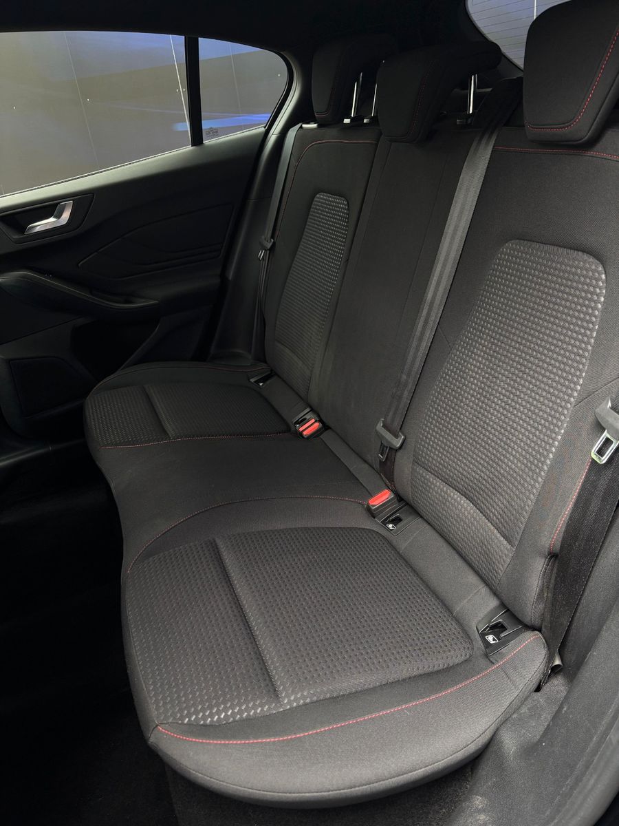 Fahrzeugabbildung Ford Focus Lim. ST-Line