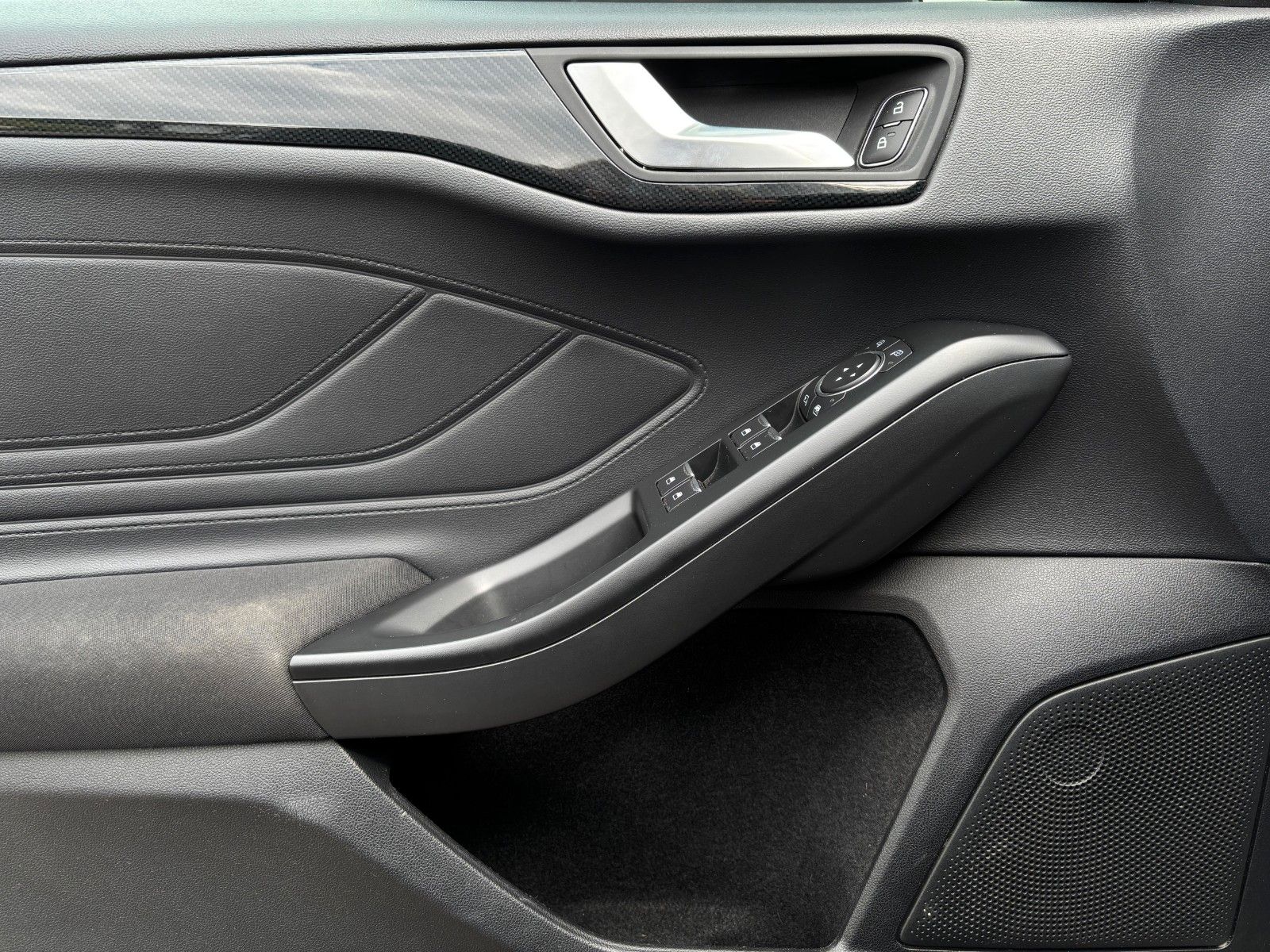Fahrzeugabbildung Ford Focus Lim. ST-Line