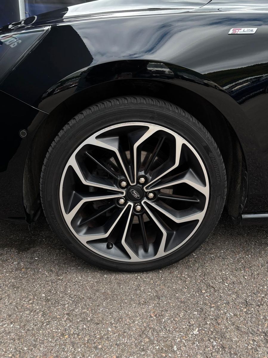Fahrzeugabbildung Ford Focus Lim. ST-Line