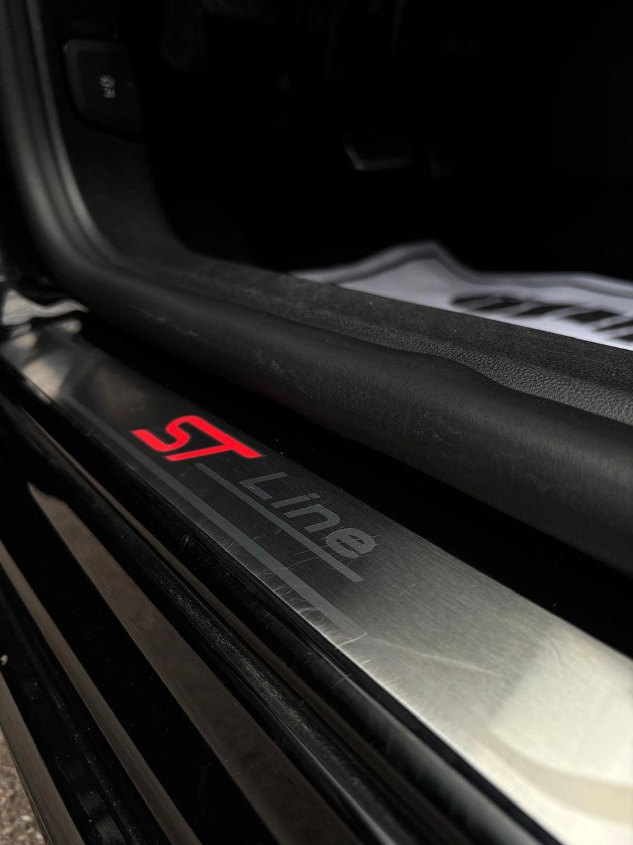 Fahrzeugabbildung Ford Focus Lim. ST-Line