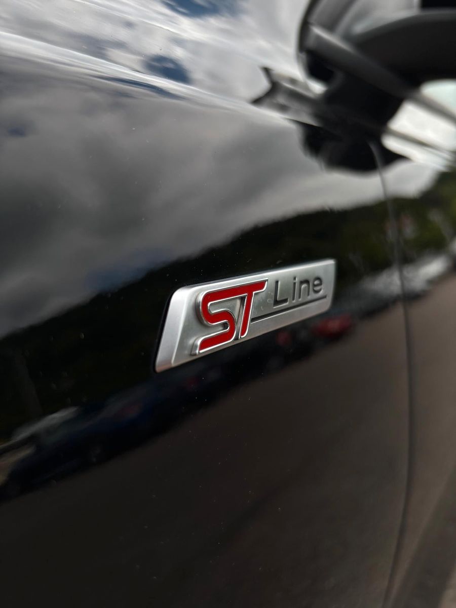 Fahrzeugabbildung Ford Focus Lim. ST-Line