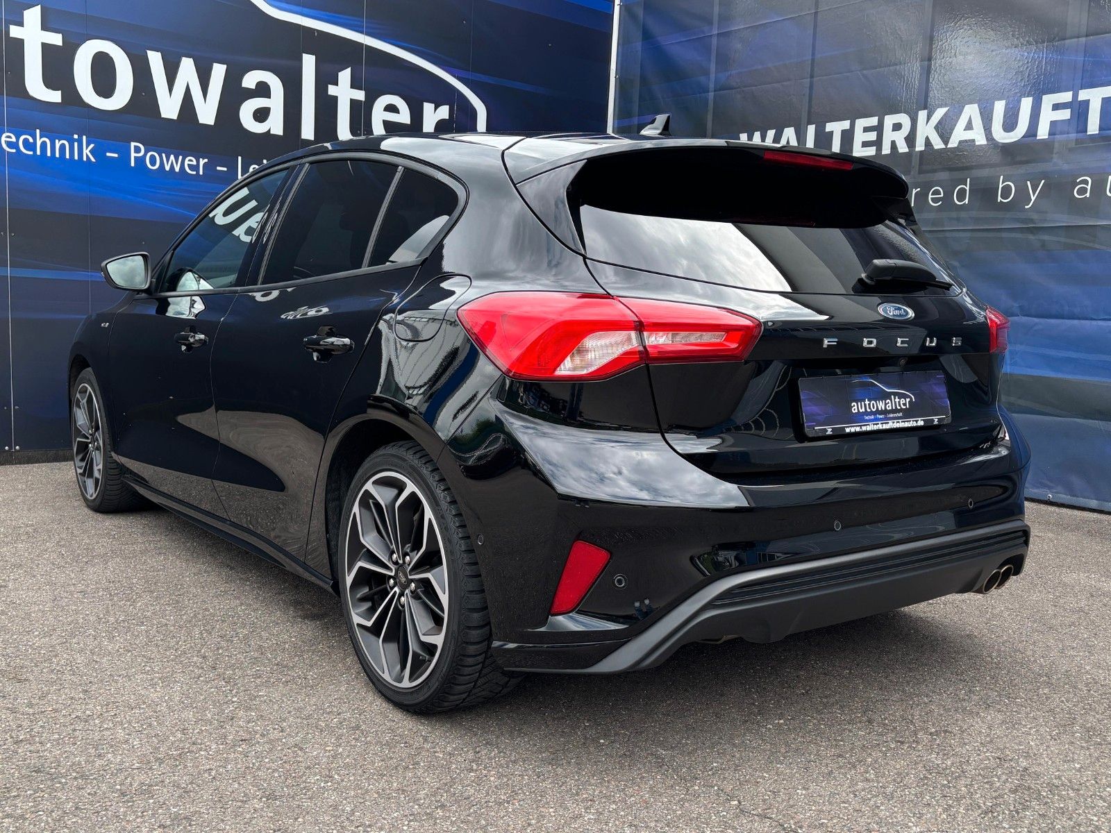 Fahrzeugabbildung Ford Focus Lim. ST-Line