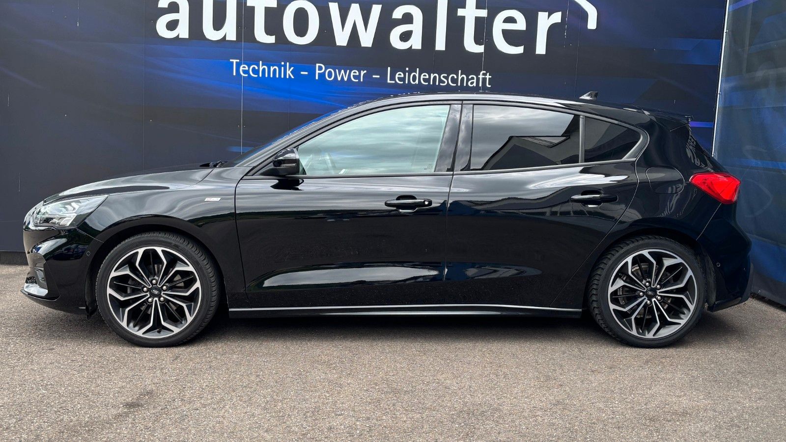 Fahrzeugabbildung Ford Focus Lim. ST-Line