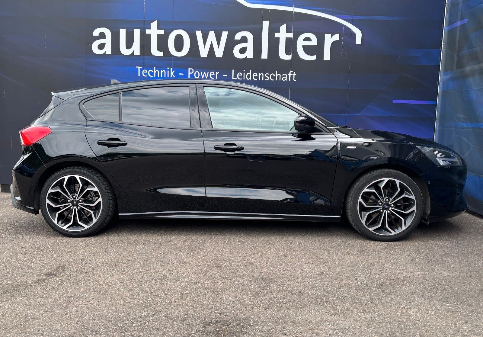 Fahrzeugabbildung Ford Focus Lim. ST-Line