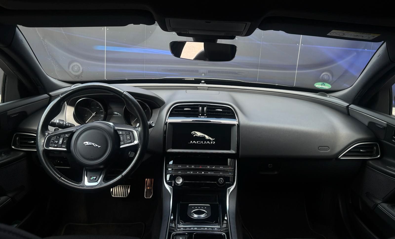 Fahrzeugabbildung Jaguar XE R-Sport