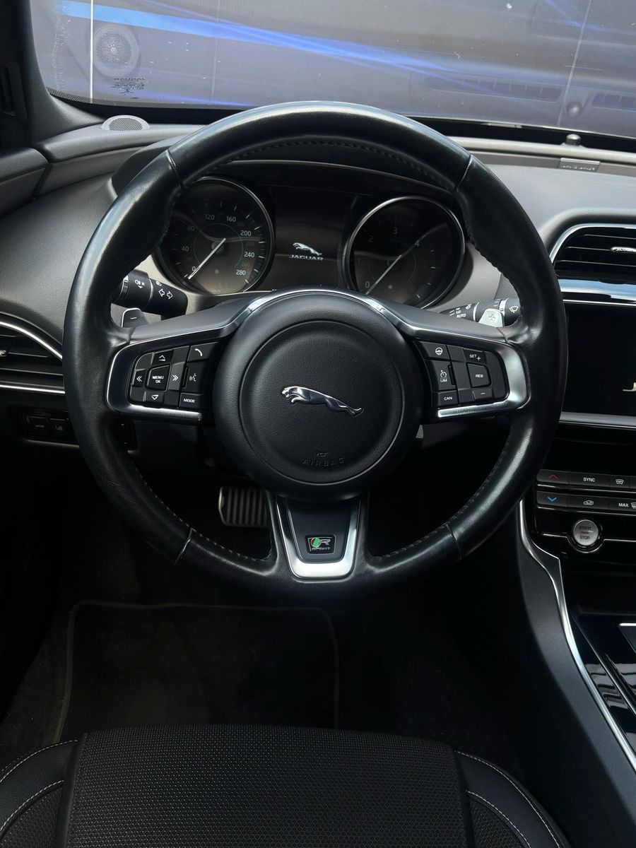 Fahrzeugabbildung Jaguar XE R-Sport