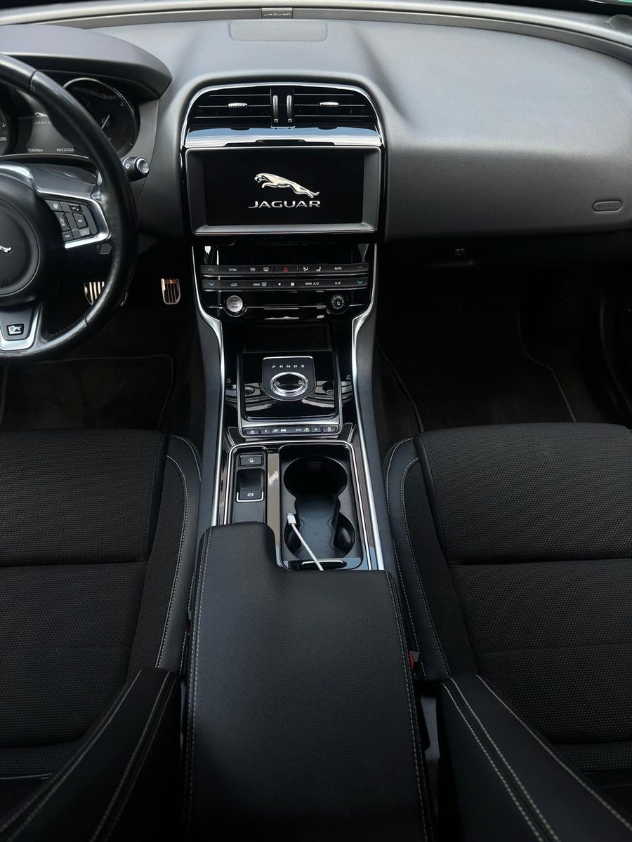 Fahrzeugabbildung Jaguar XE R-Sport